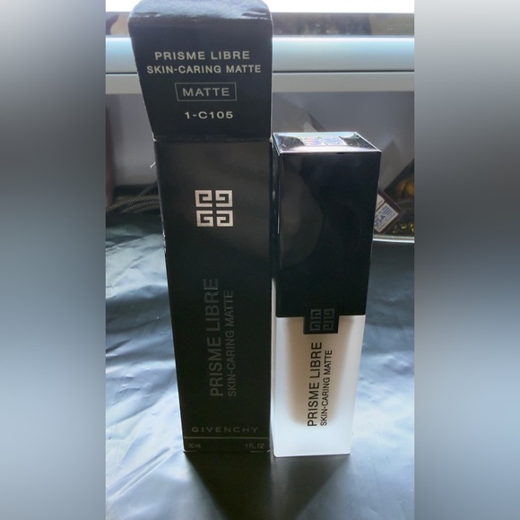 Givenchy Prisme Libre Skin Caring Matte Foundation - 1-C105 Fair/Cool - Picture 2 of 8